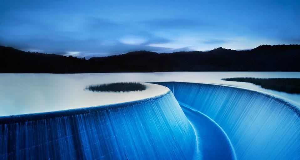 Overflow from Lower Nihotupu Reservoir near Auckland, New Zealand (© Robin Bush/Getty Images) &copy; (Bing Canada)