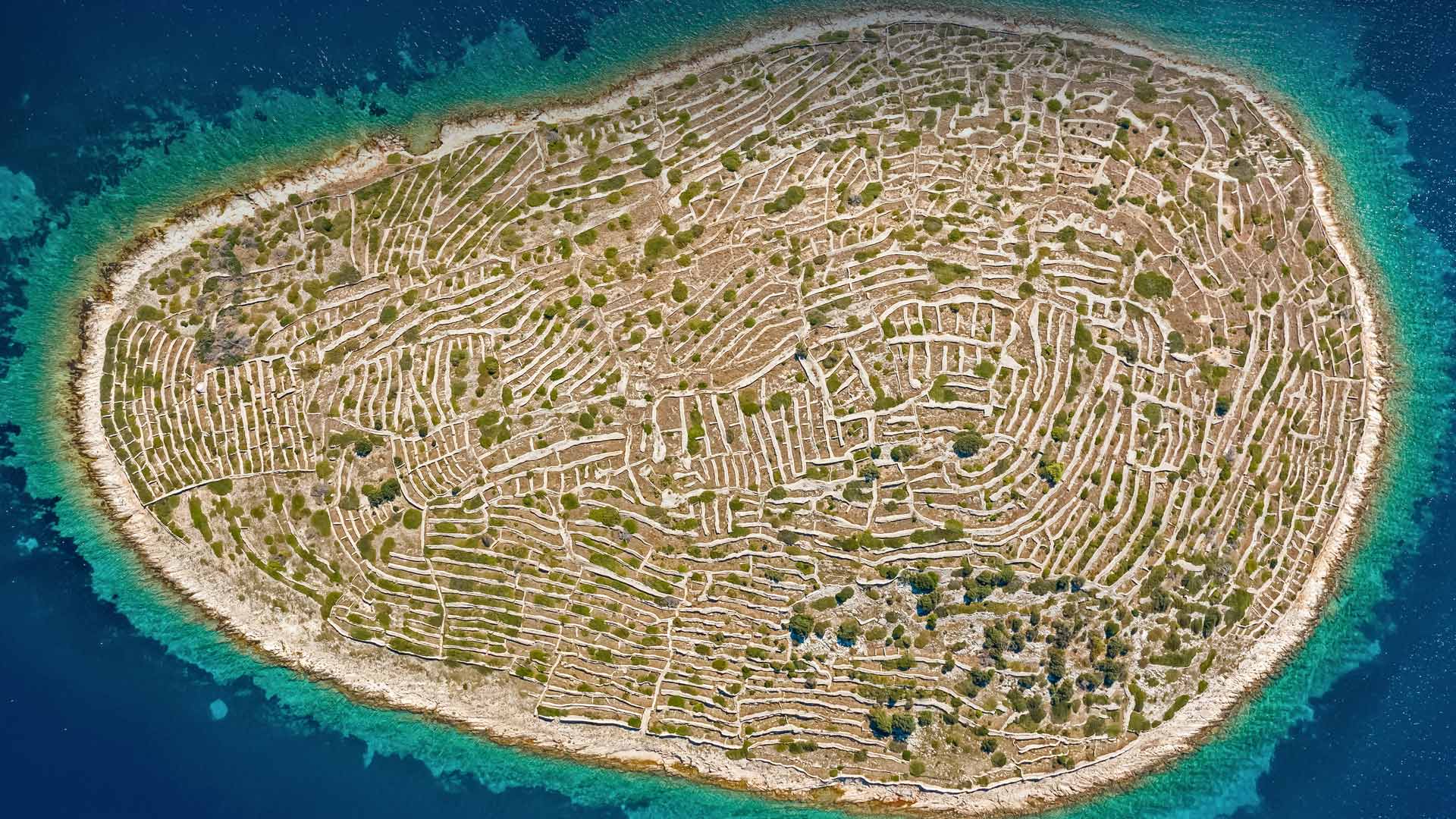 像巨大指纹一样的Bavljenac岛，克罗地亚 (© Julien Duval/Amazing Aerial Agency)(Bing China)