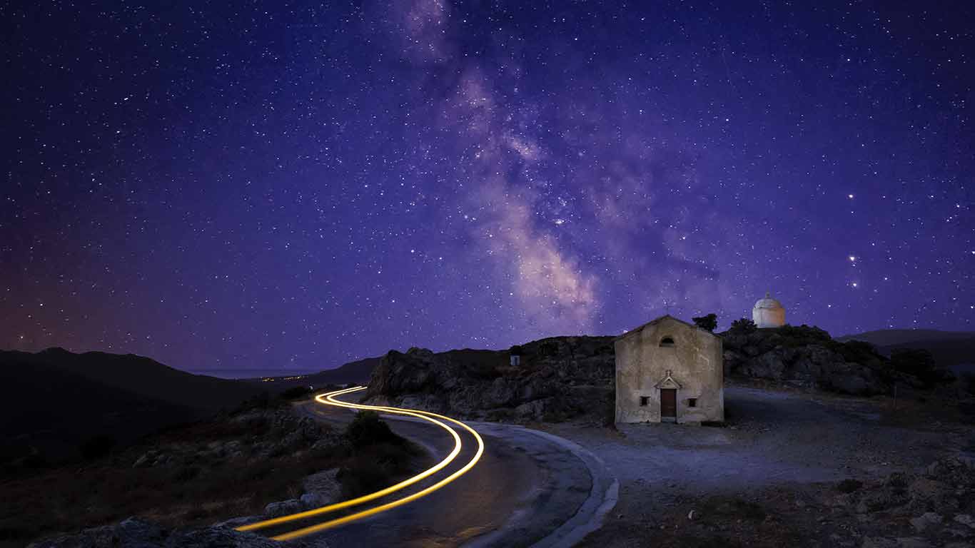 Un ciel étoilée au dessus de la Chapelle Saint Sébastien, près de Palasca, Corse, France (© Joningall/Getty Images)(Bing France)