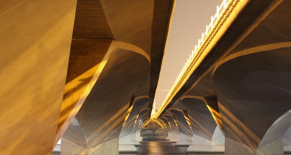 Esplanade Bridge over Marina Bay, Singapore (© yeowatzup/Getty Images) &copy; (Bing Canada)