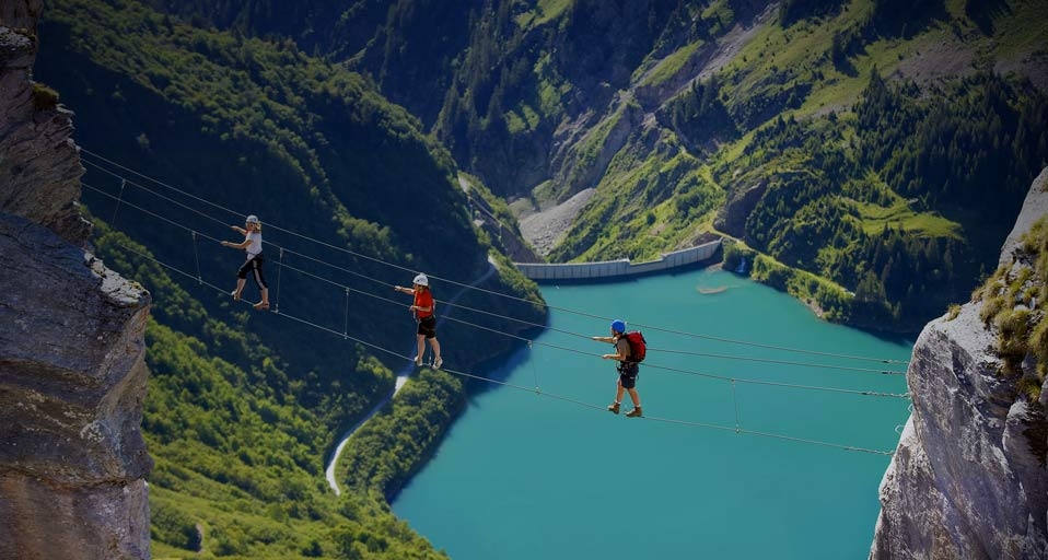 法国波弗特山上的吉塔斯湖 -- Jacques Pierre/Photolibrary &copy; (Bing China)