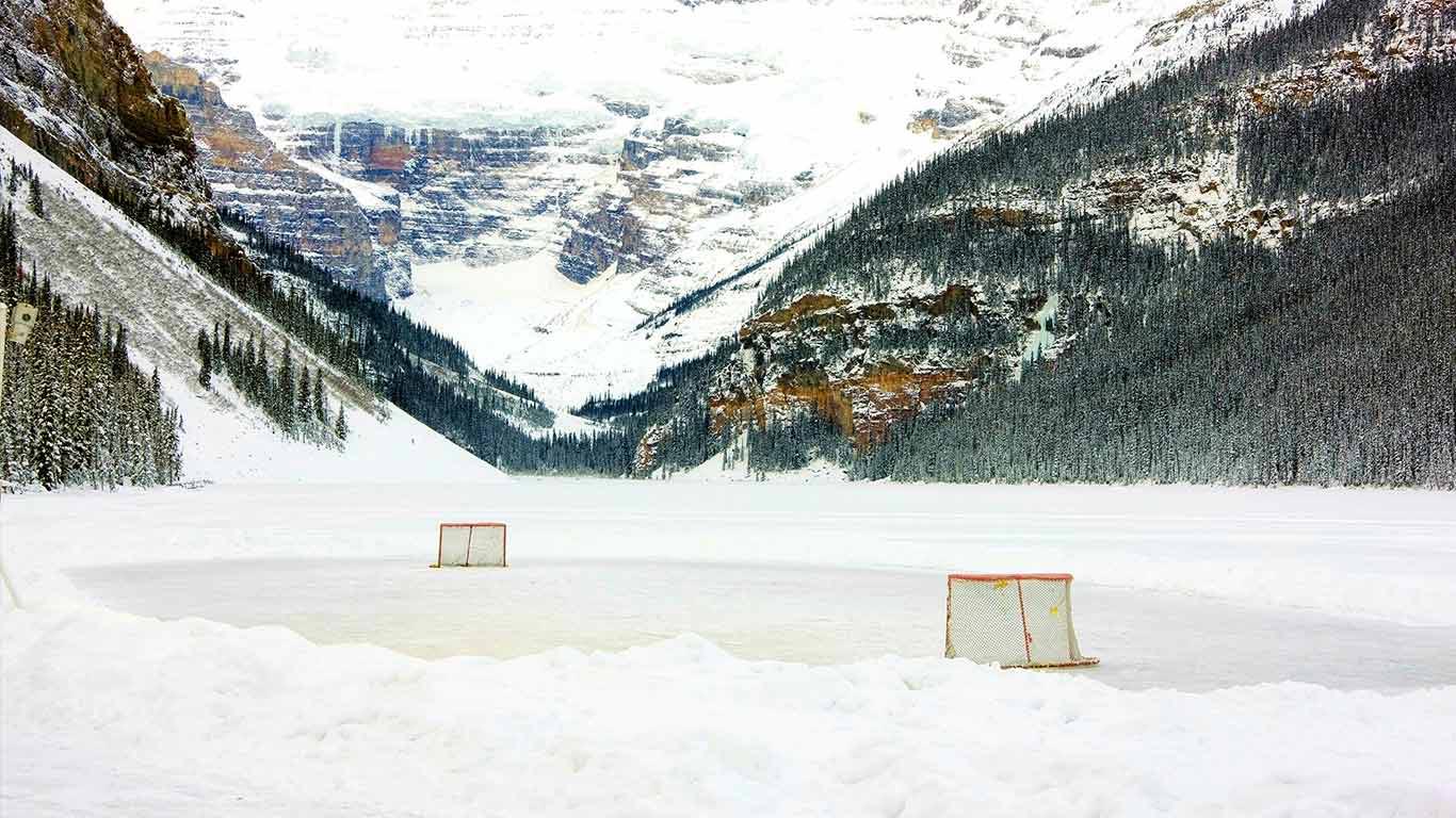 Hockey rink on Lake Louise, Banff National Park, Alberta (© Miles Ertman/All Canada Photos/age fotostock)(Bing Canada)