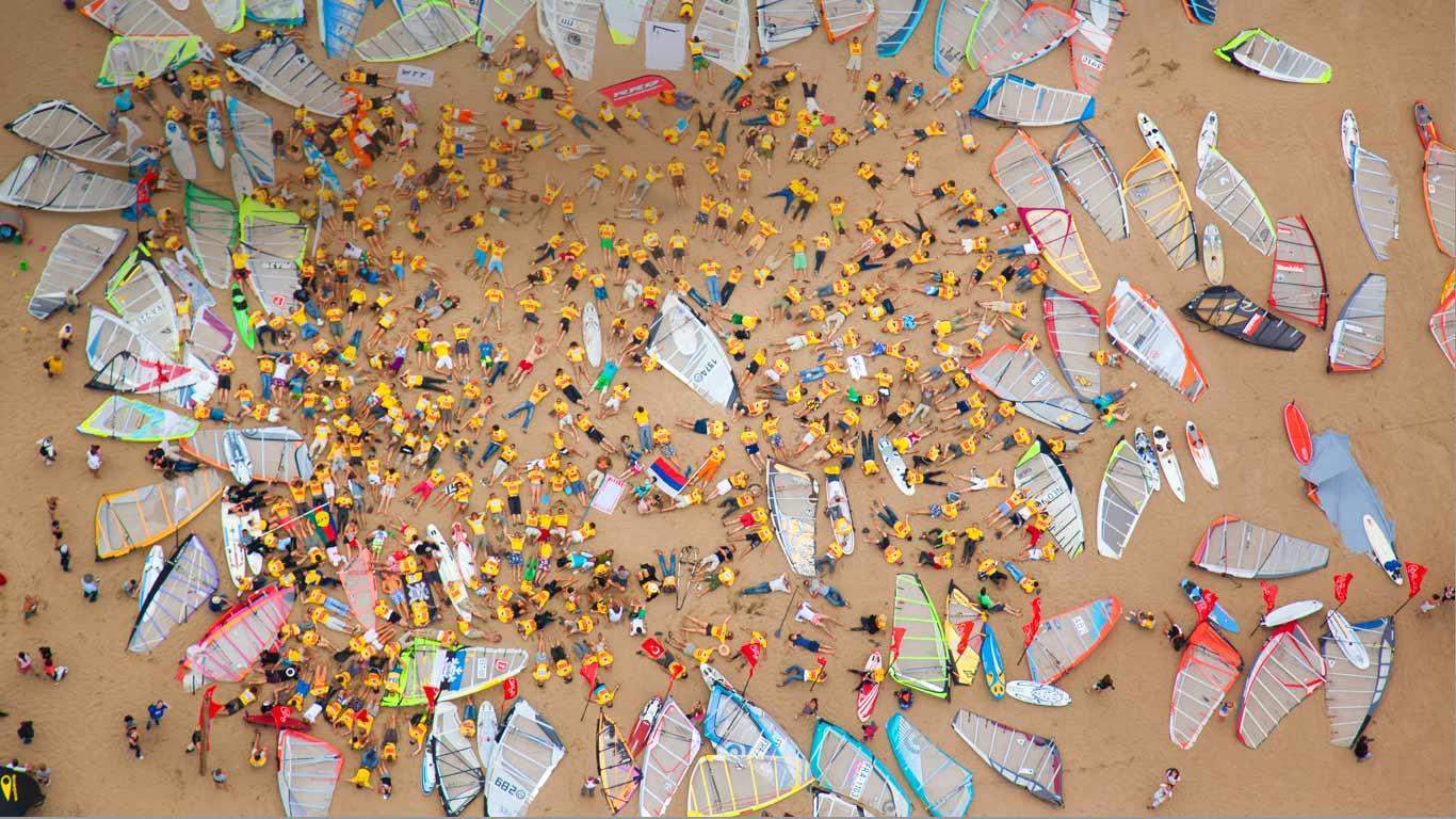 Deuxième jour du Defi Wind 2011 : les vents n’étant pas assez forts, la compétition n’a pas eu lieu. Gruissan, Aude, Languedoc-Roussillon (© George Steinmetz/Corbis)(Bing France)