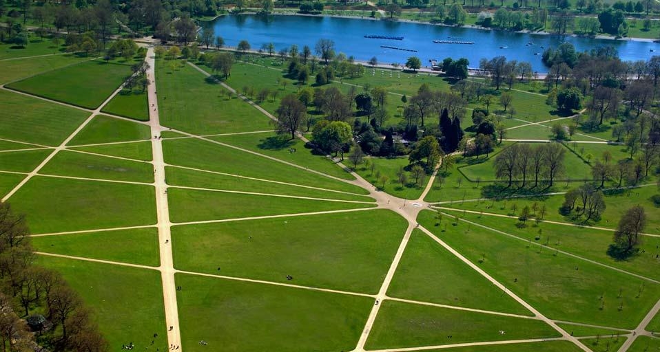 Aerial view of Hyde Park and the Serpentine Lake in London, England (© Andrew Holt/Getty Images) &copy; (Bing Canada)