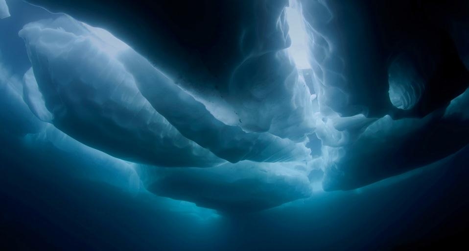 Ice in Lake Sassolo, Sambuco Valley, Ticino, Switzerland (© WaterFrame / Alamy) &copy; (Bing Canada)