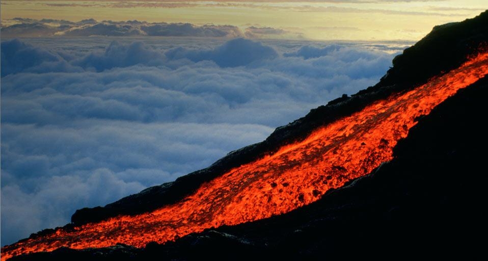 Coulée de lave le long du Piton de la Fournaise, île de la Réunion (© Siegfried Tauqueur/Stockphotos) &copy; (Bing France)