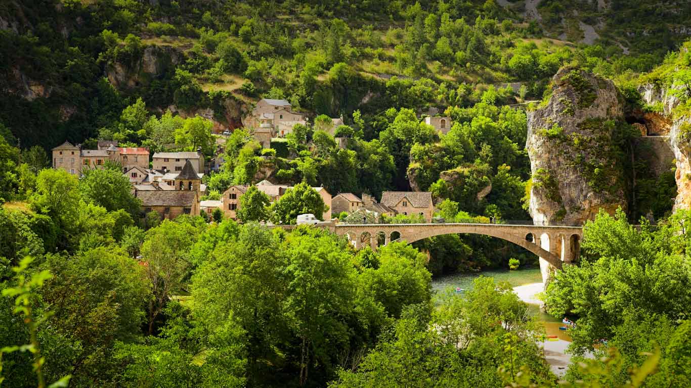 法国，朗格多克-鲁西永，塞文山脉国家公园，塔尔恩峡谷 (© Jan Wlodarczyk/Alamy)(Bing China)