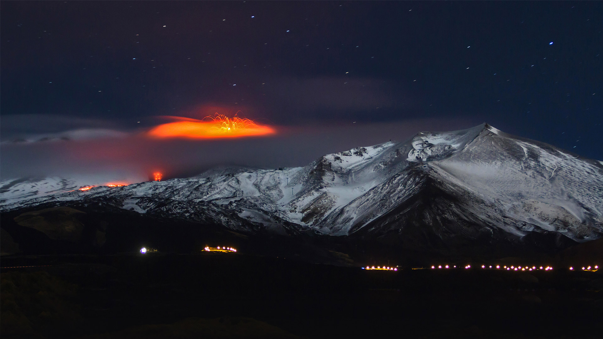 2013年正在喷发的埃特纳火山，意大利西西里岛 (© Wead/Alamy Live News)(Bing China)