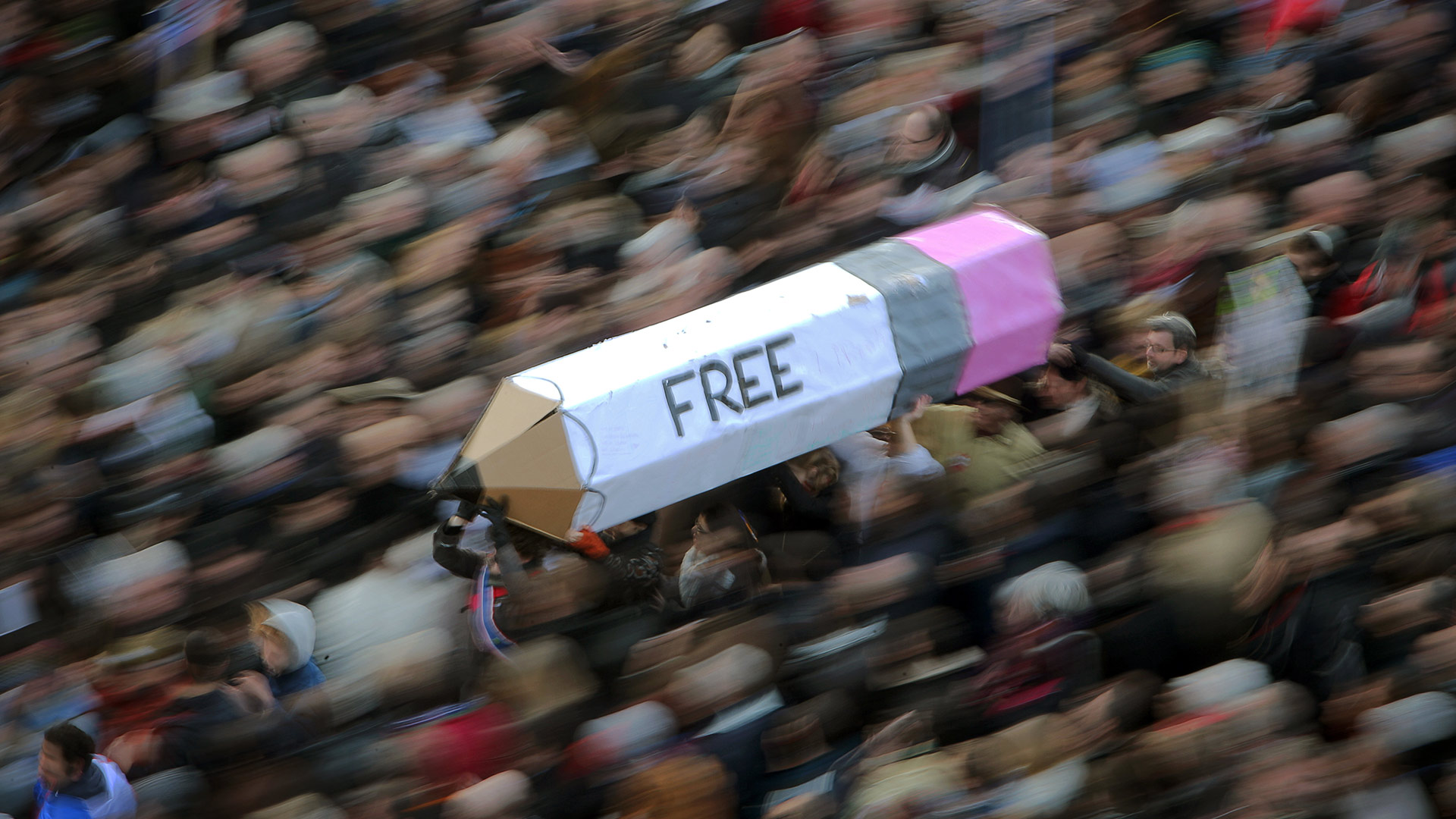 Une manifestation pour la liberté de la presse à Paris après les attentats sur Charlie Hebdo du 11 Janvier 2015 (© Fredrik von Erichsen/picture alliance via Getty Images)(Bing France)
