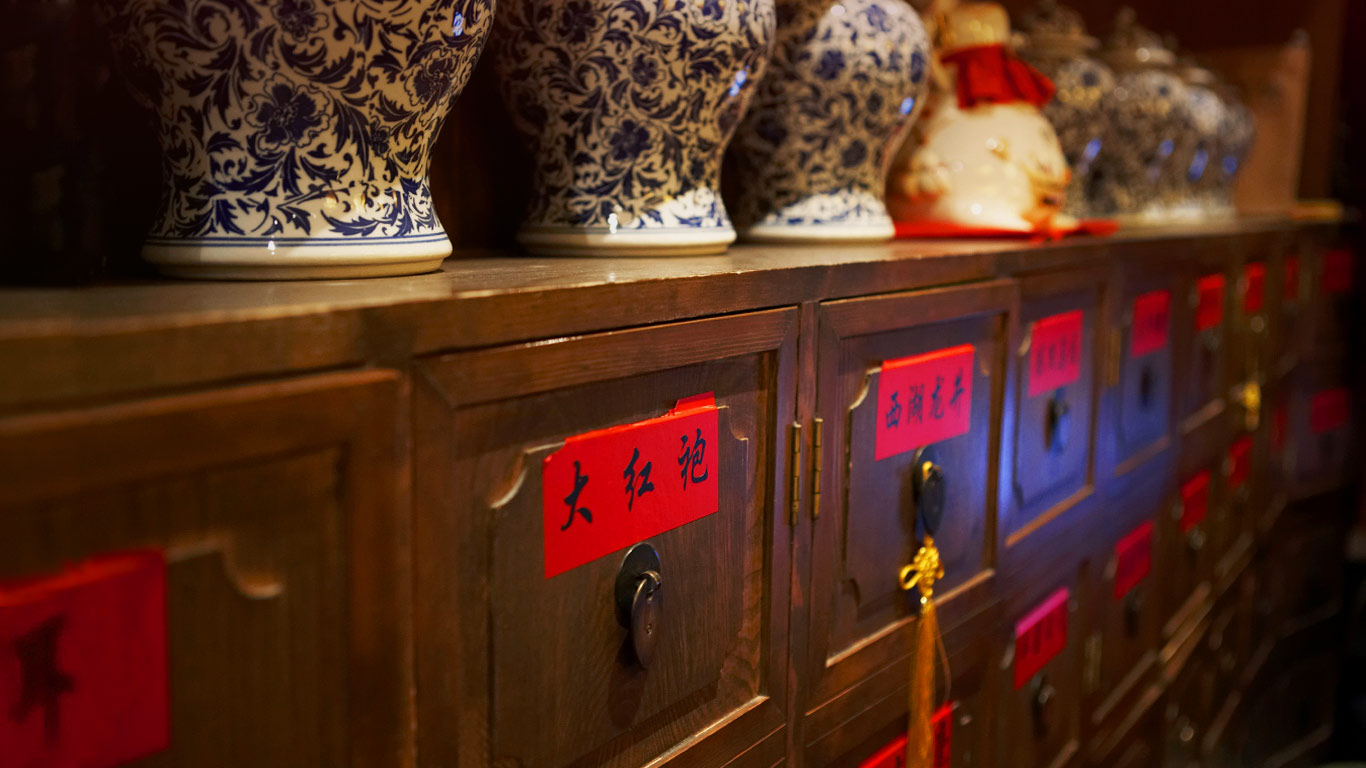 柜子上的一排瓶子 (© Blue Jean Images/Corbis)(Bing China)