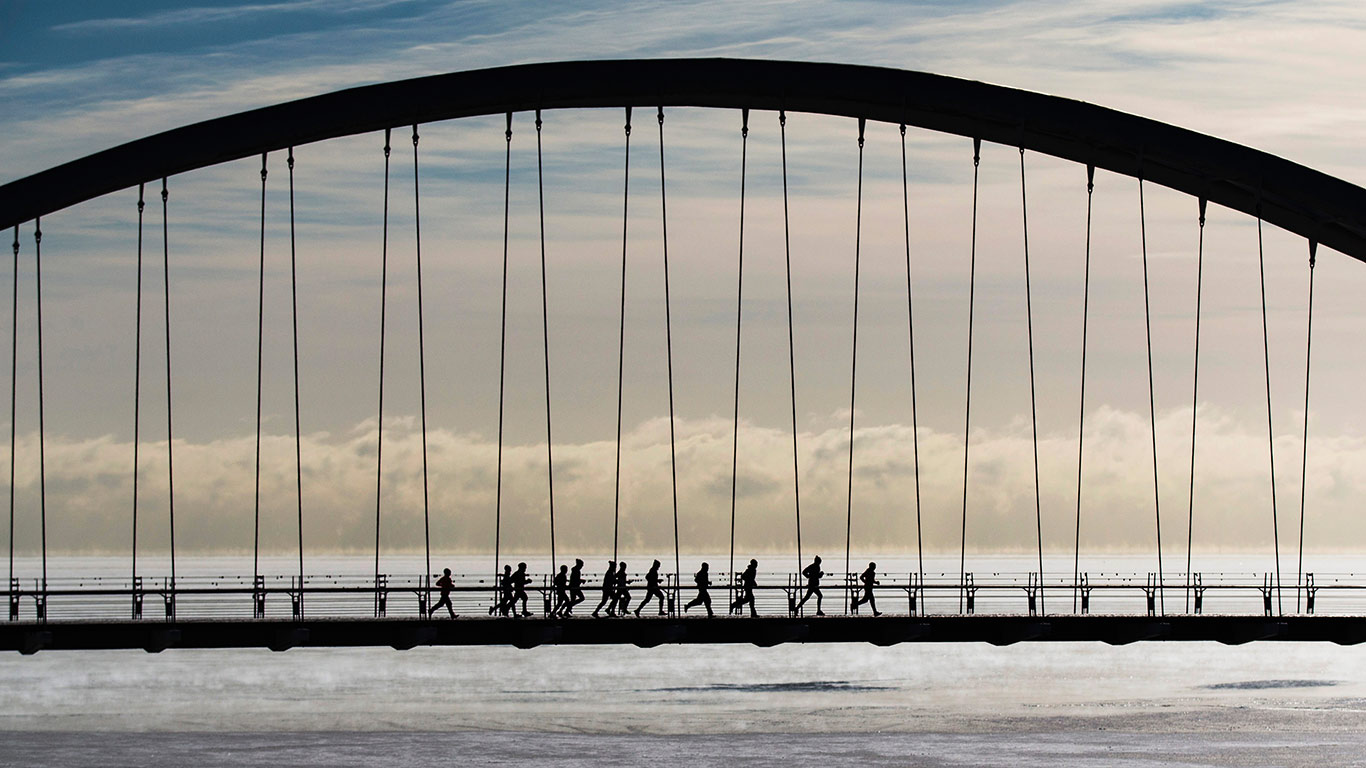 多伦多，亨伯湾拱桥上的一群慢跑爱好者 (© Mark Blinch/REUTERS)(Bing China)
