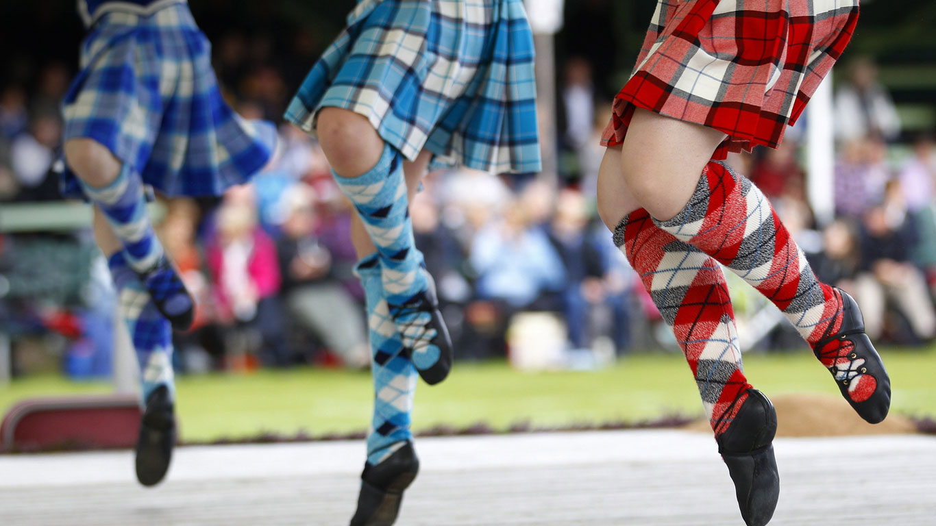 Highland dancers in Scotland (© Reuters/David Moir)(Bing United Kingdom)