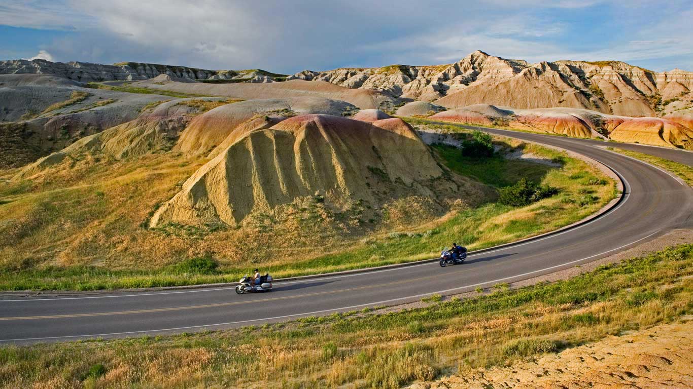 在恶地国家公园骑行的飞车党，美国南达科他州 (© David Zimmerman/Masterfile)(Bing China)