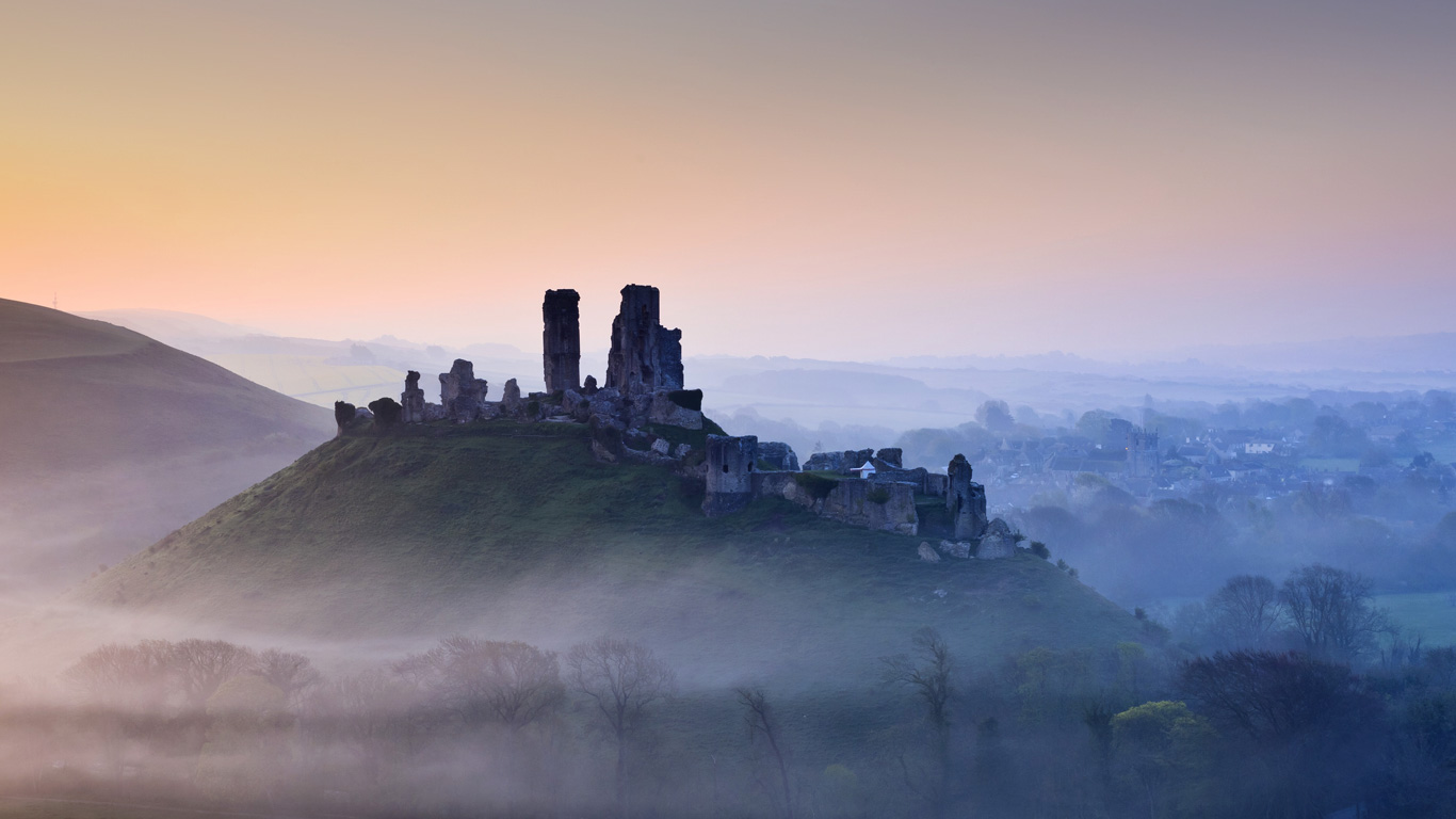英格兰，多塞特郡，薄雾笼罩在日出时分的科夫堡 (© Mark Bauer/LOOP IMAGES/Loop Images/Corbis)(Bing China)