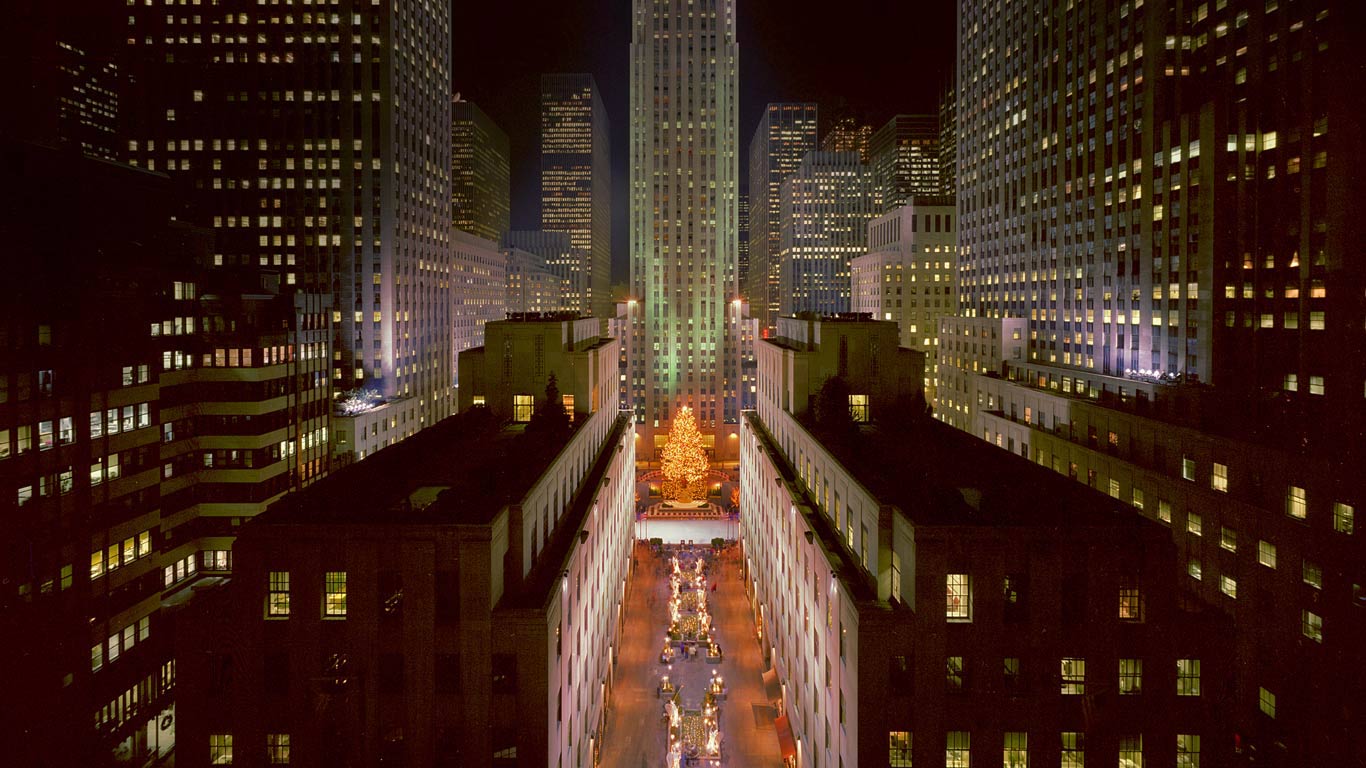 Lighting of the tree at Rockefeller Center in New York City (© Thorney Lieberman/Getty Images)(Bing United States)