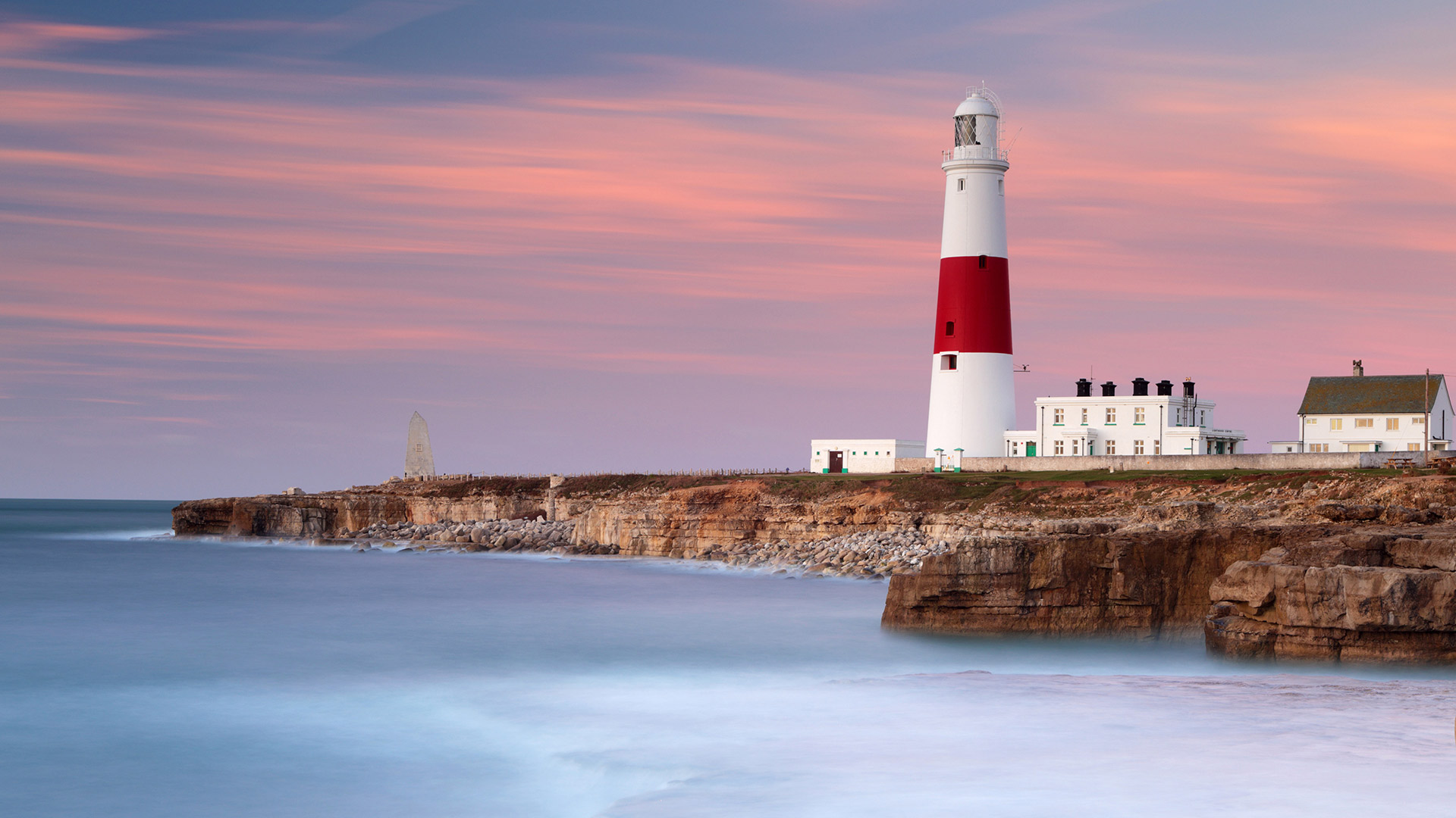 波特兰比尔灯塔处的晨光和海浪，英格兰多塞特郡 (© Lee Pengelly/Getty Images Plus)(Bing China)