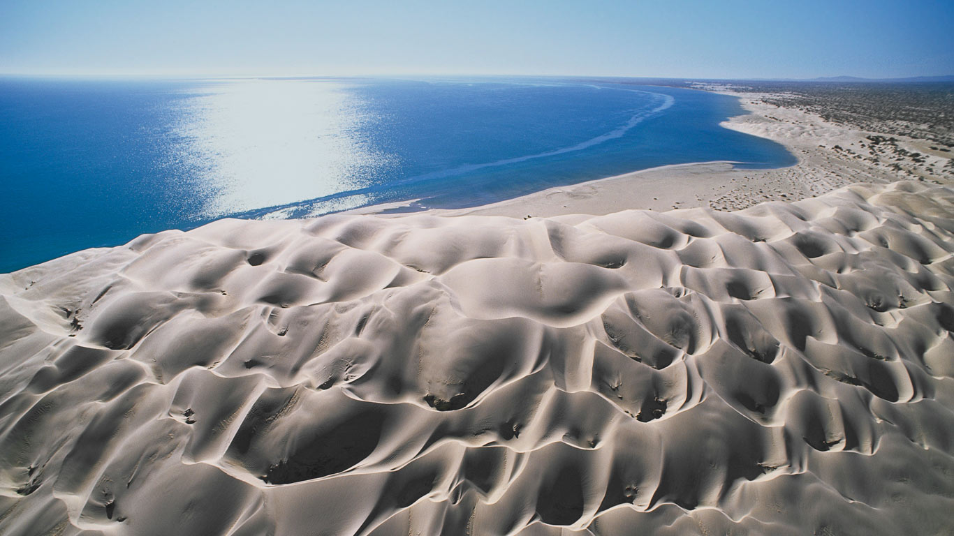 墨西哥格雷罗内洛罗，太平洋沿岸的新月形沙丘 (© George Steinmetz/Corbis)(Bing China)