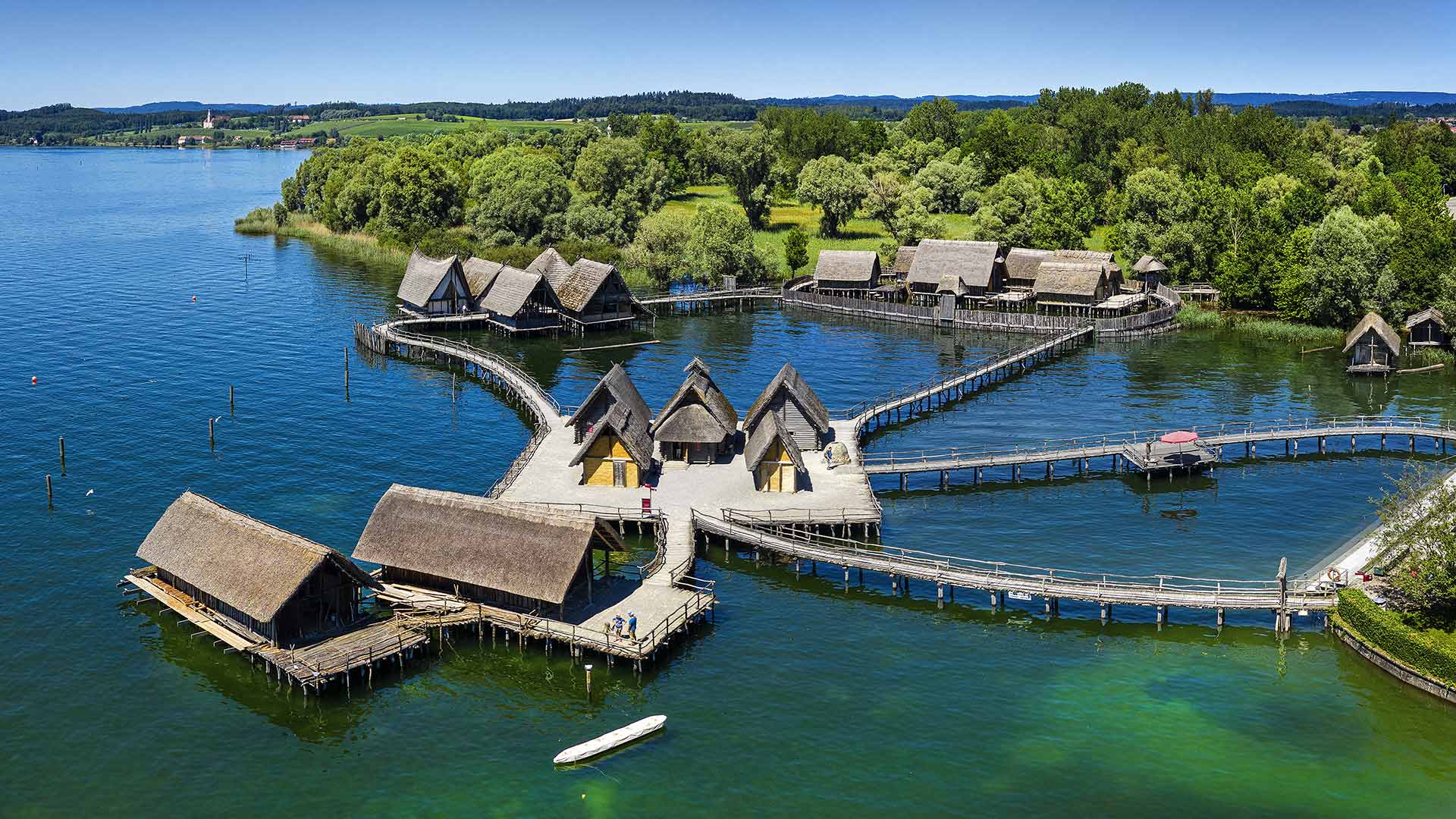 Pfahlbaumuseum in Unteruhldingen, Baden-Württemberg, Deutschland (© Reinhard Schmid/Huber/eStock Photo)(Bing Deutschland)