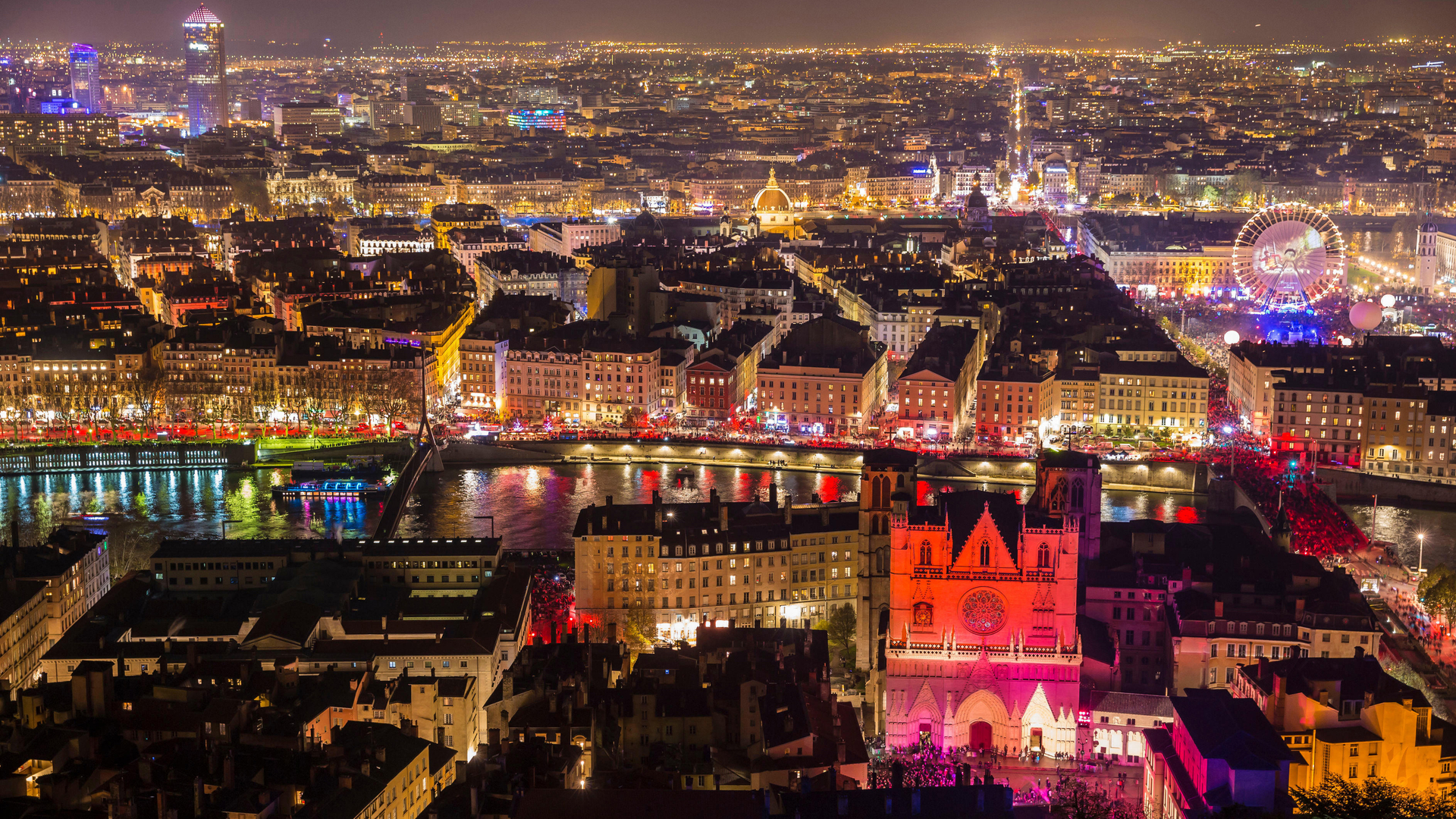 Le vieux Lyon et la cathédrale Saint-Jean illuminés pour la fête des lumières (© Jacques Pierre/Hemis/Alamy Stock Photo)(Bing France)