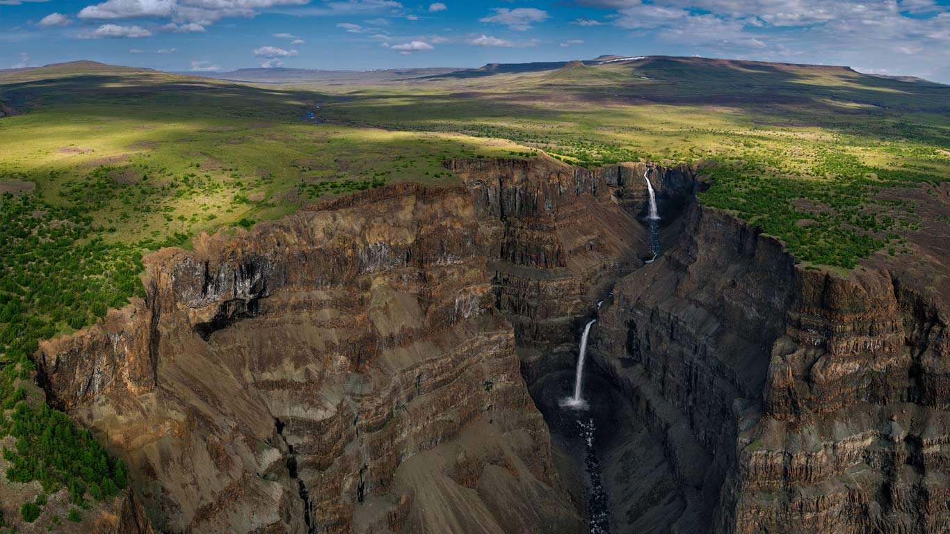 普托拉纳高原大峡谷里的瀑布，俄罗斯 (© Sergey Gorshkov/Minden Pictures)(Bing China)