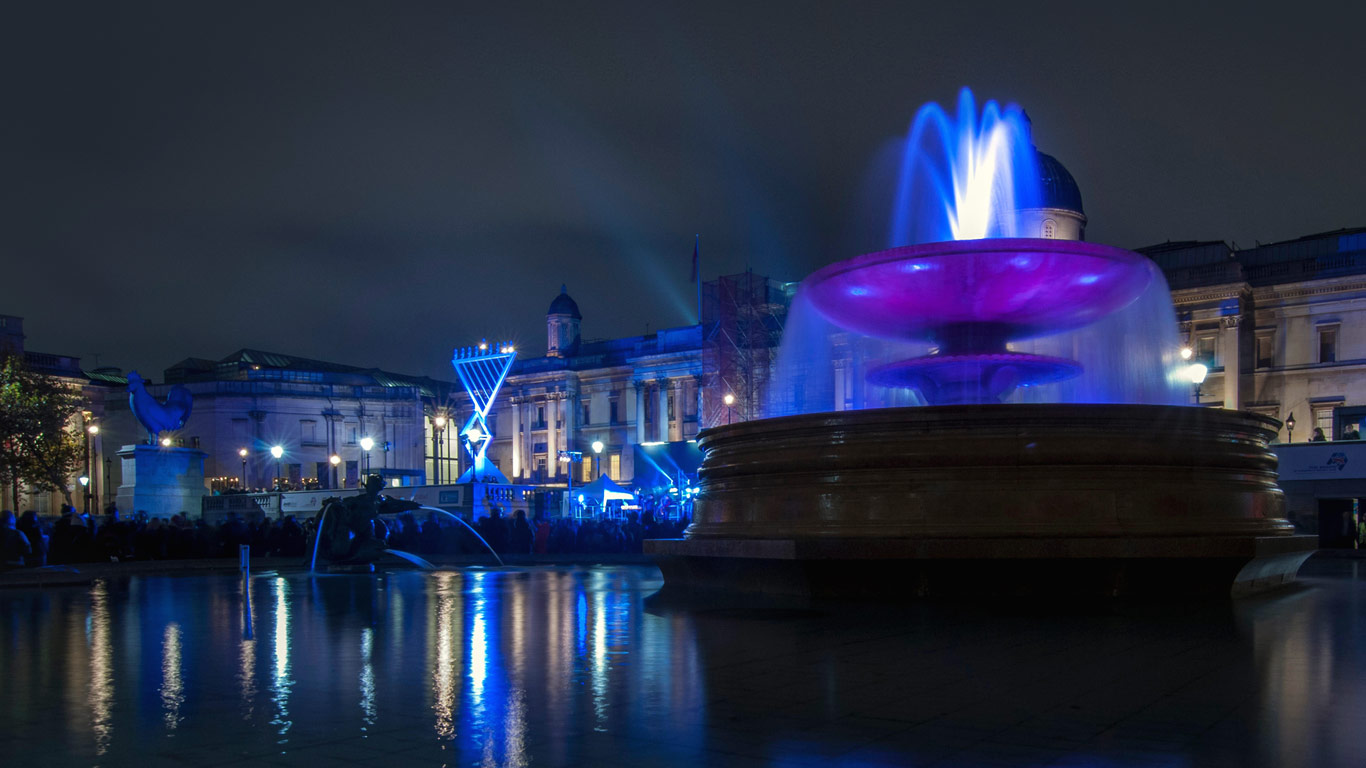 The Trafalgar Square Menorah, London (© Stephen Chung/Alamy)(Bing Canada)