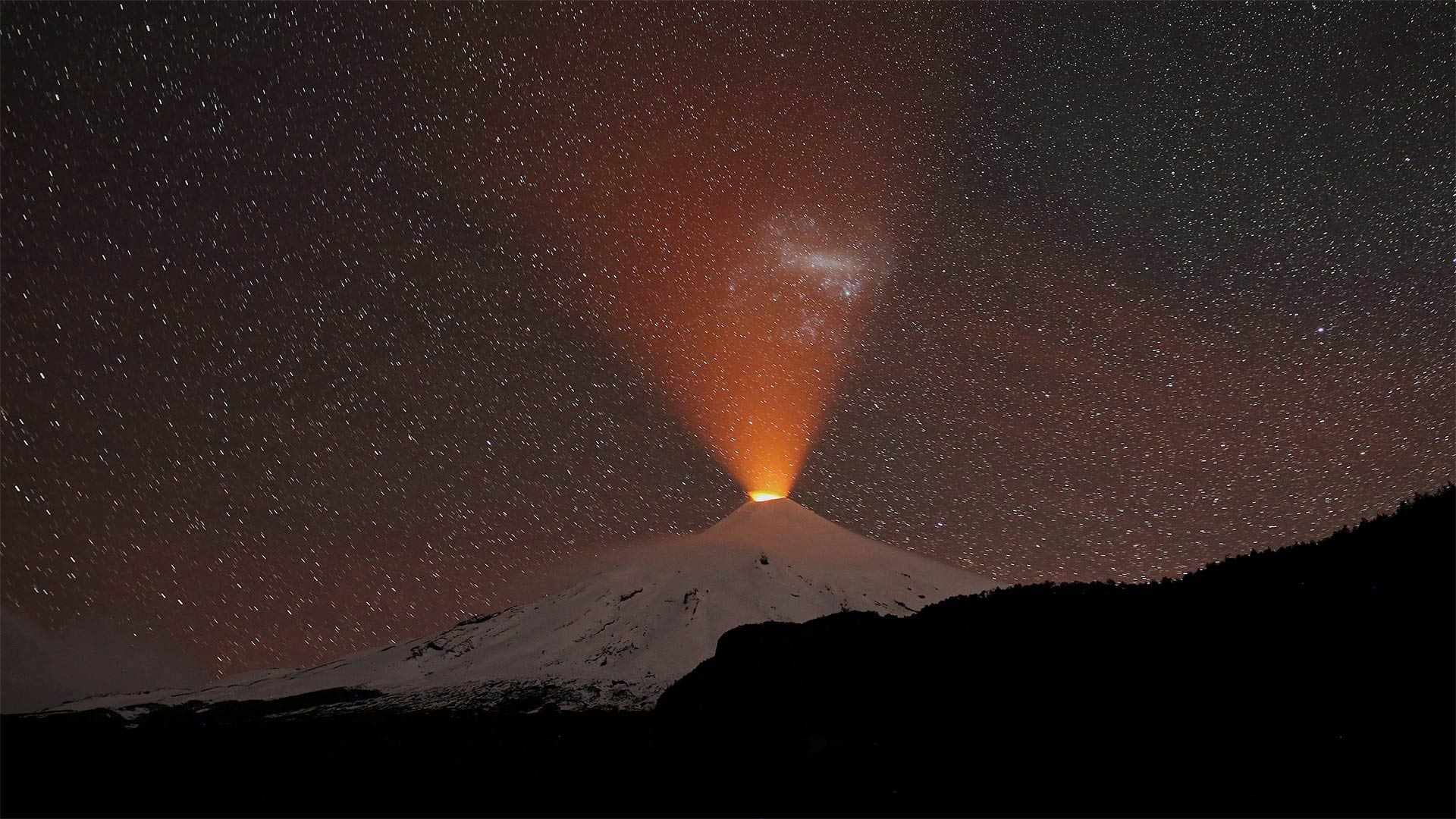 The Villarrica volcano in Chile on September 2, 2018 (© Cristobal Saavedra Escobar/Reuters)(Bing Canada)