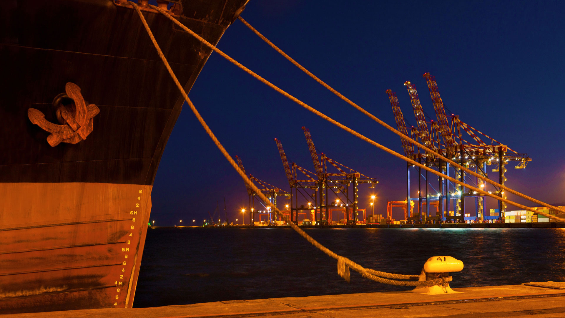 ｢ケープタウン港｣南アフリカ, ケープタウン (© Zero Creatives/Science Photo Library)(Bing Japan)