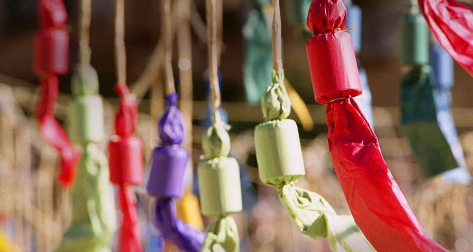 西班牙瓦伦西亚篝火节的炮竹 -- Valentin Rodriguez/age fotostock/Photolibrary &copy; (Bing China)