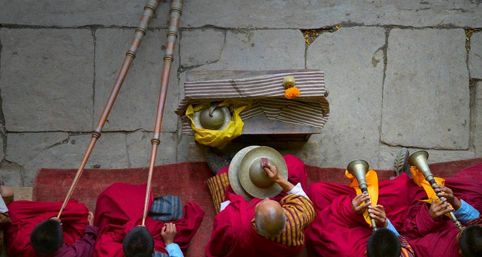 不丹的传统节日里，喇嘛乐师在为当地的传统舞蹈配乐 -- Keren Su/Getty Images &copy; (Bing China)