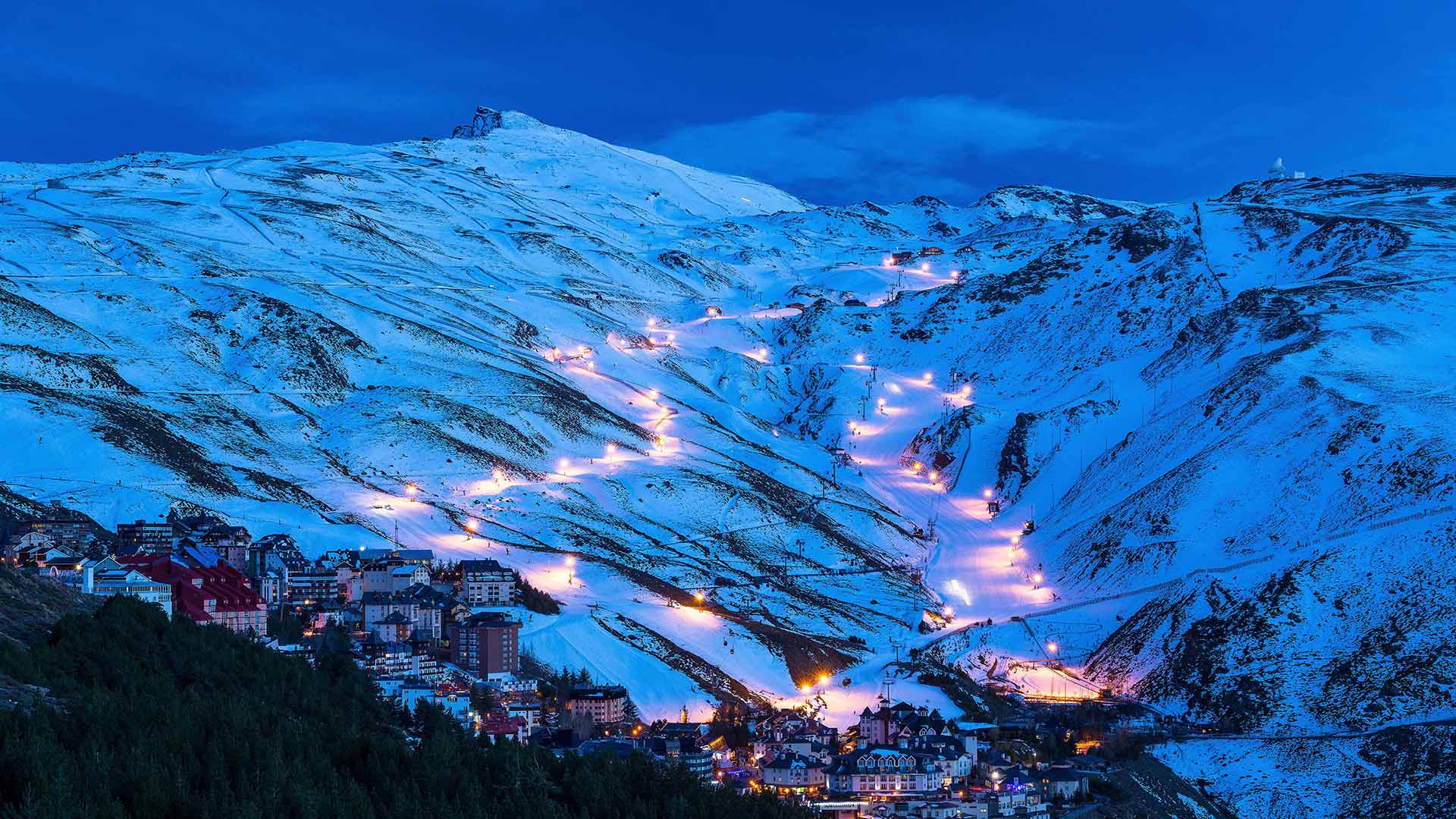 Pradollano滑雪站，西班牙内华达山脉国家公园 (© NTCo/iStock/Getty Images Plus)(Bing China)