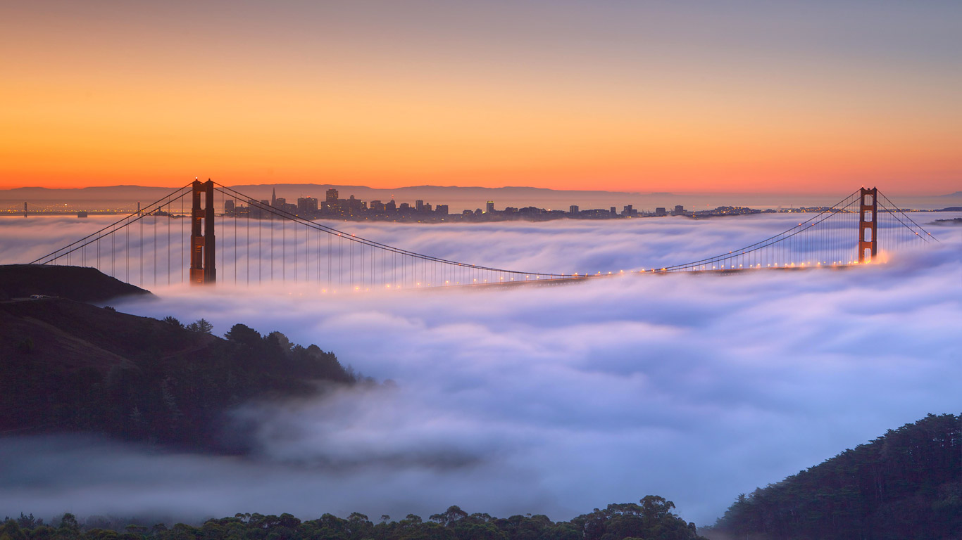 A fog-shrouded Golden Gate Bridge in San Francisco, USA (© Della Huff/Alamy)(Bing Canada)