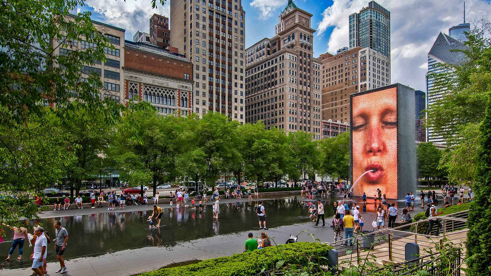 Crown Fountain, by Catalan artist Jaume Plensa, in Millennium Park, Chicago, Illinois (© imageBROKER/Alamy)(Bing Canada)