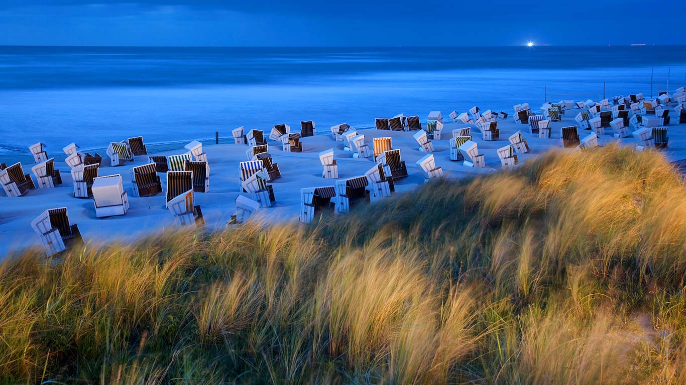 Strandkörbe auf Wangerooge, Ostfriesische Inseln, Niedersachsen, Deutschland (© Huber/Sime/eStock Photo)(Bing Deutschland)