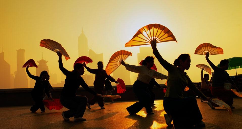 上海浦东区外滩，跳扇子舞的女子 (© Justin Guariglia/Getty Images) &copy; (Bing China)