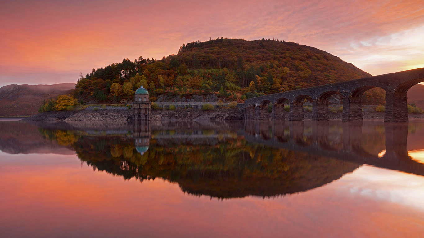艾兰山谷的Craig Goch大坝，威尔士 (© Stephen Taylor/Alamy)(Bing China)
