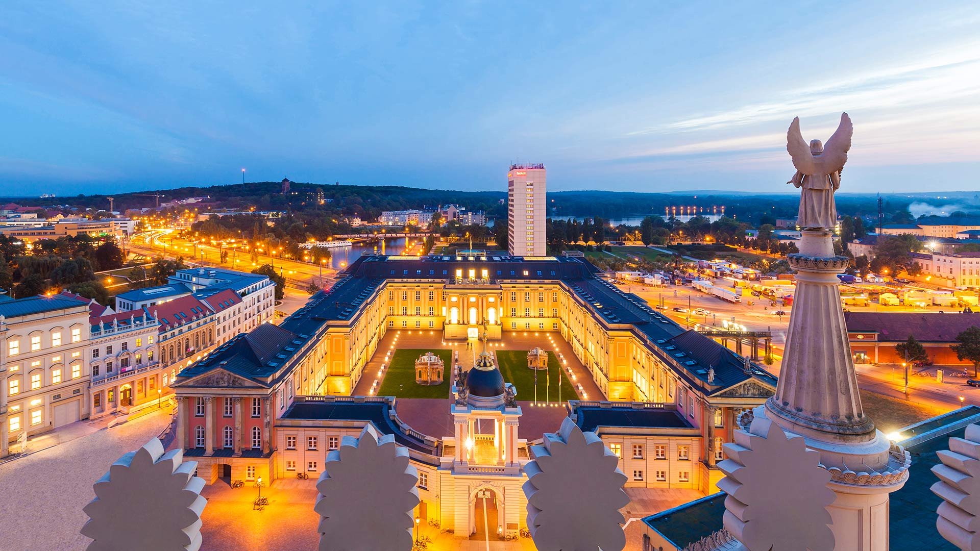 Blick von der Nikolaikirche auf das Stadtschloss mit dem Fortunaportal, Potsdam, Brandenburg (© Westend61/Cavan Images)(Bing Deutschland)