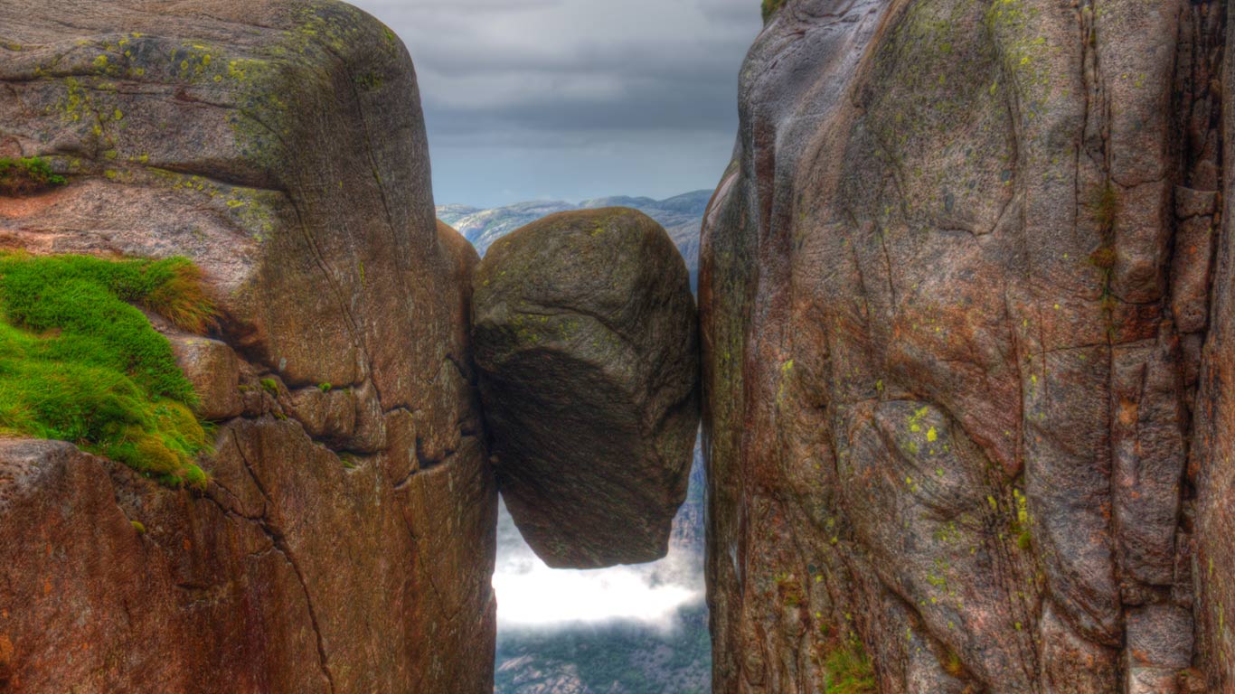 The Kjeragbolten boulder on Kjerag, a mountain, Rogaland, Norway (© Nataliia Anisimova/Alamy)(Bing Canada)