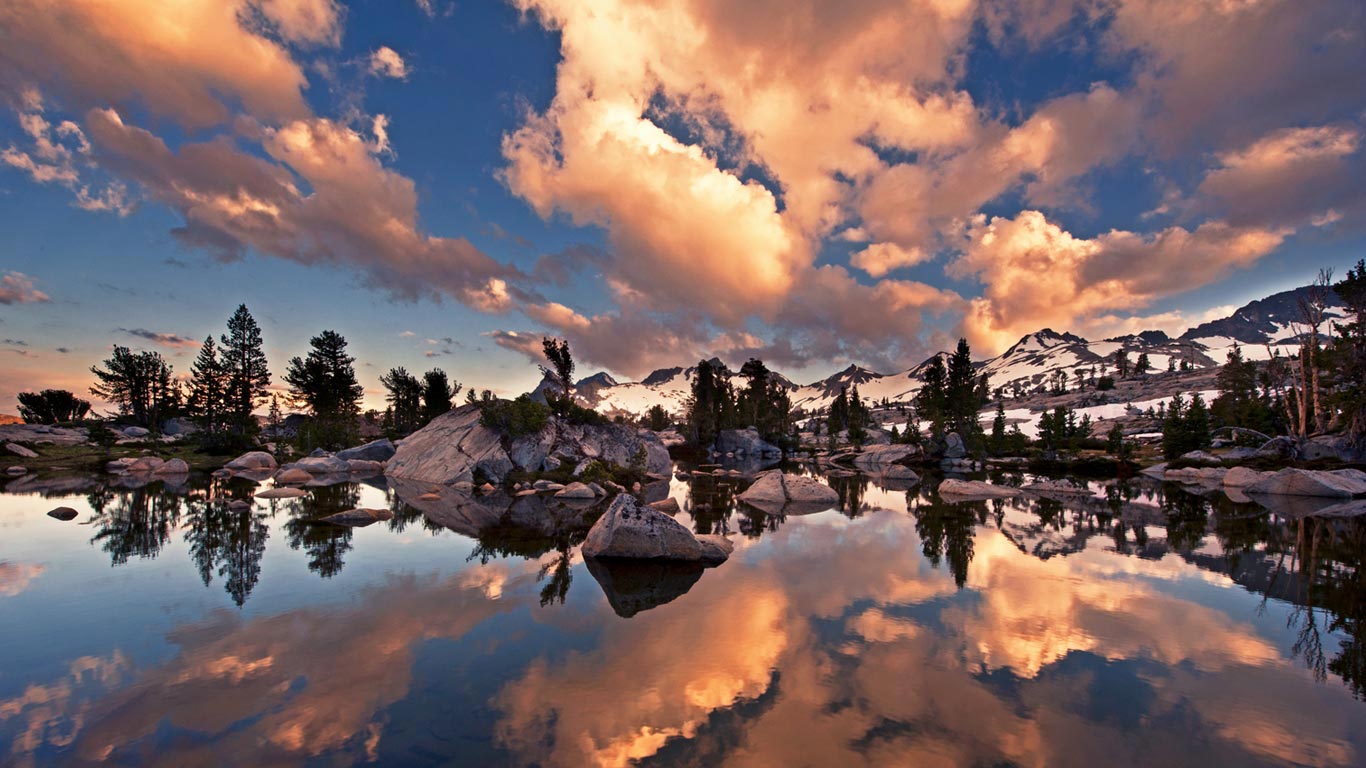 On the John Muir Trail near Mammoth Lakes, California (© Brad Goldpaint/Getty Images)(Bing Canada)