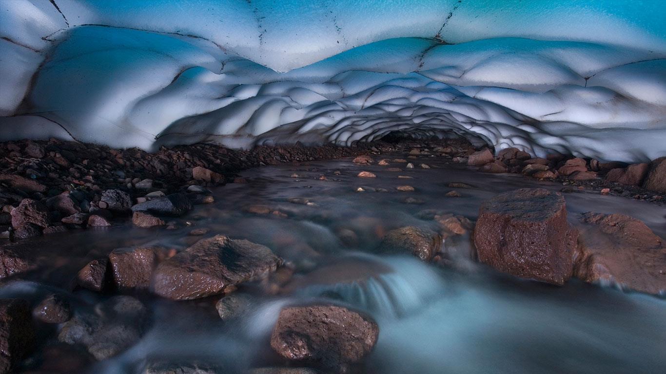 美国俄勒冈州三姐妹自热荒野区的冰洞及水流 (© Marc Adamus/Getty Images)(Bing China)