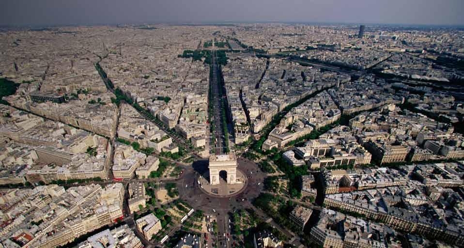 Vue aérienne de l’Arc de triomphe et de la place Charles-de-Gaulle à Paris (© Yann Arthus-Bertrand/Getty Images) &copy; (Bing France)