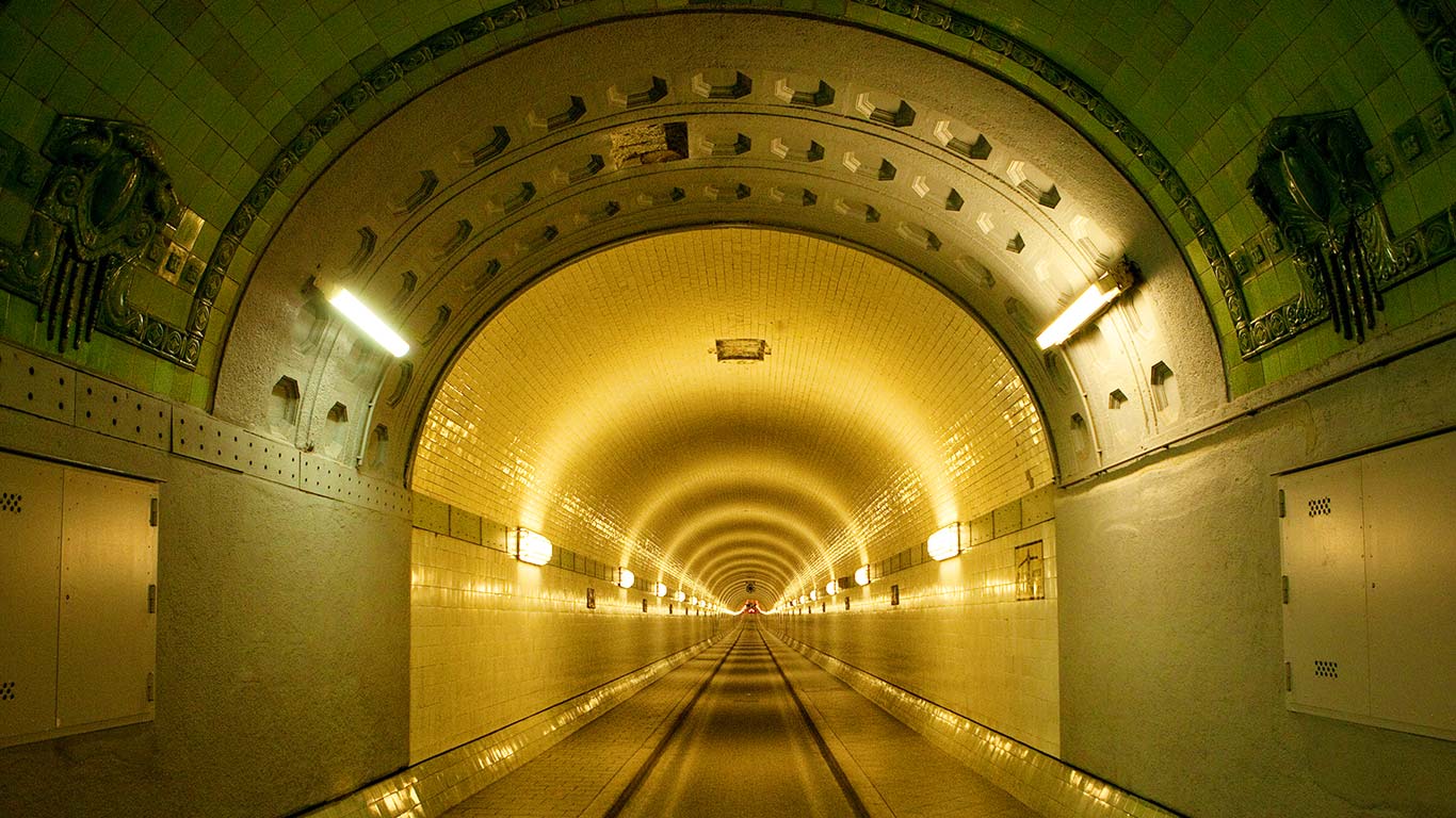 Alter Elbtunnel, Hamburg (© sah/Alamy)(Bing Deutschland)