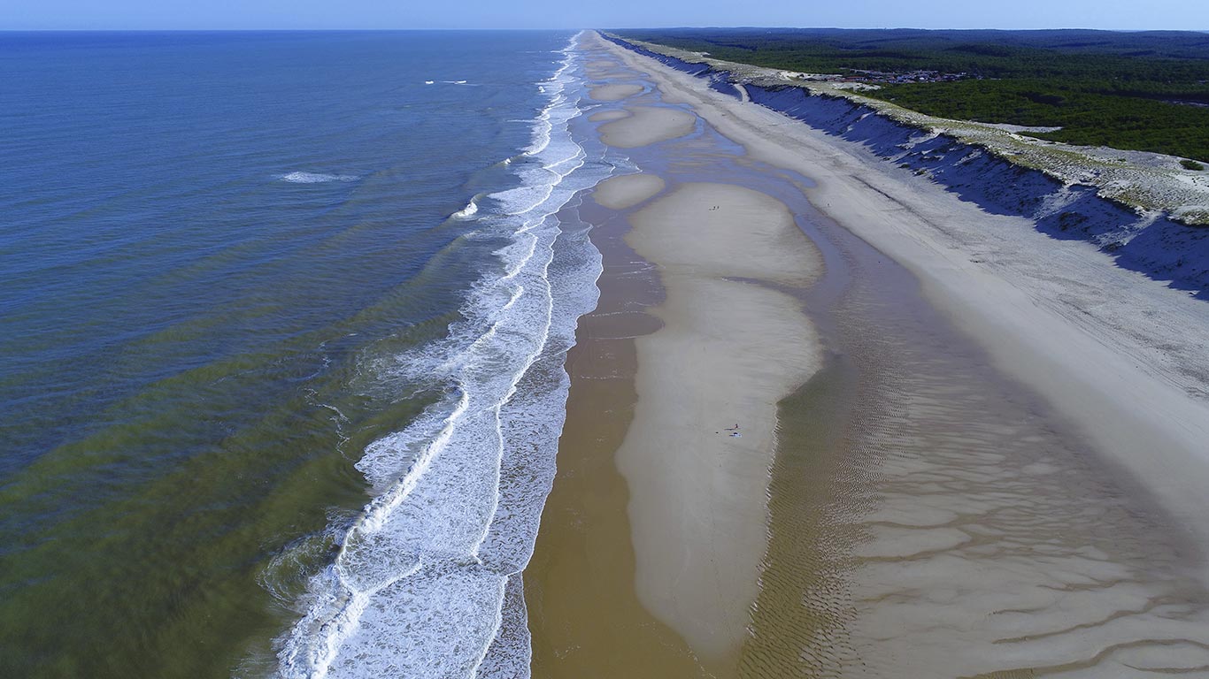 Vue aérienne d’une plage à Lacanau, pendant la competition Caraïbos Lacanau Pro, Gironde, France (© Bellurget Jean Louis/Getty Images)(Bing France)