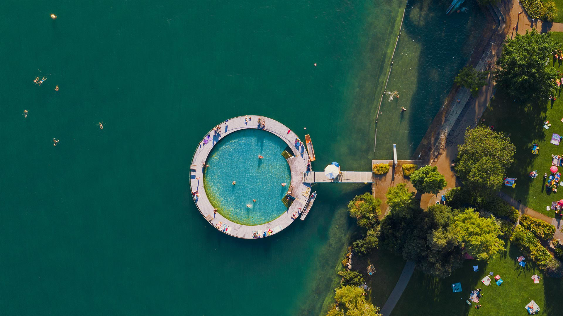 苏黎世湖岸边的室外游泳池，瑞士 (© Amazing Aerial Agency/Offset by Shutterstock)(Bing China)