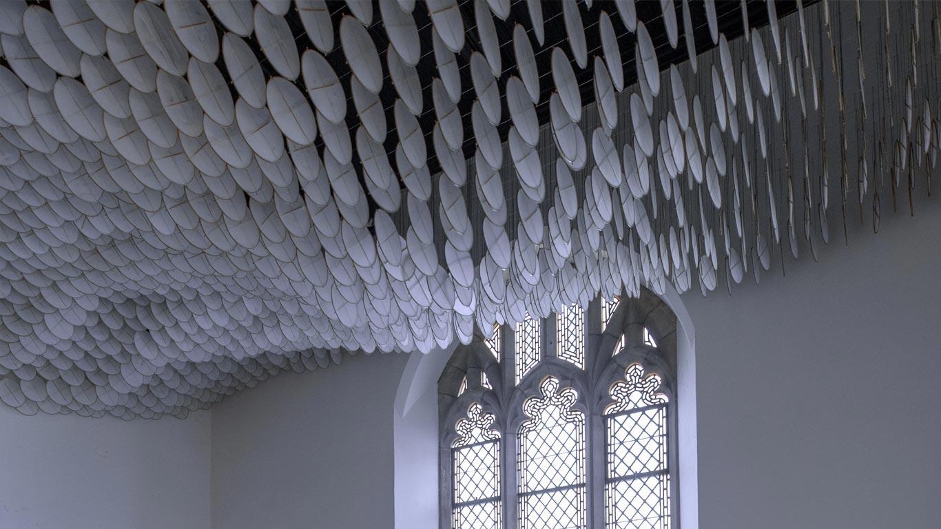 "L’éclipse” dans la Chapelle Saint Cornelius, Ile des Gouverneurs, Brooklyn, New York  (© Timothy Schenck/Jacob Hashimoto Studio)(Bing France)