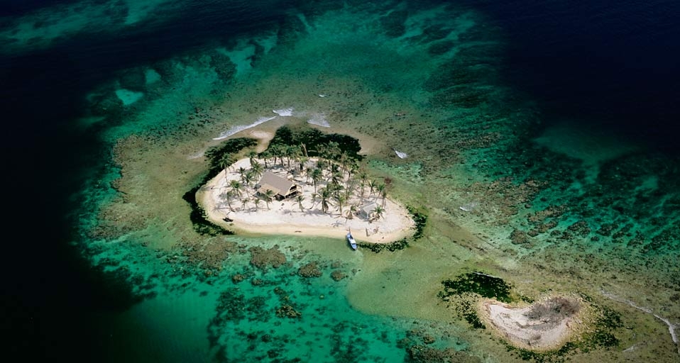 A sandy cay off of Útila Island, Honduras -- Mike Ricciardi/Photolibrary &copy; (Bing Canada)