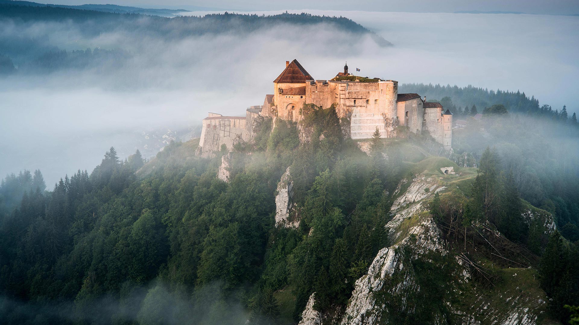 汝拉山中的Chateau de Joux堡，法国 (© Ivoha/Alamy)(Bing China)