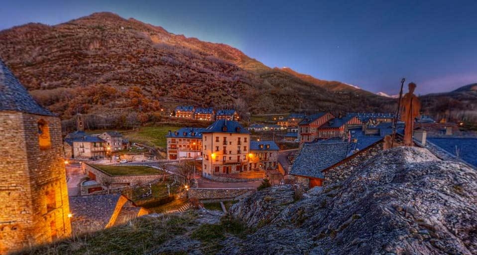 西班牙莱里达省，波依谷地的村庄 (© Luis Sanchez Davilla/360cities.net) &copy; (Bing China)
