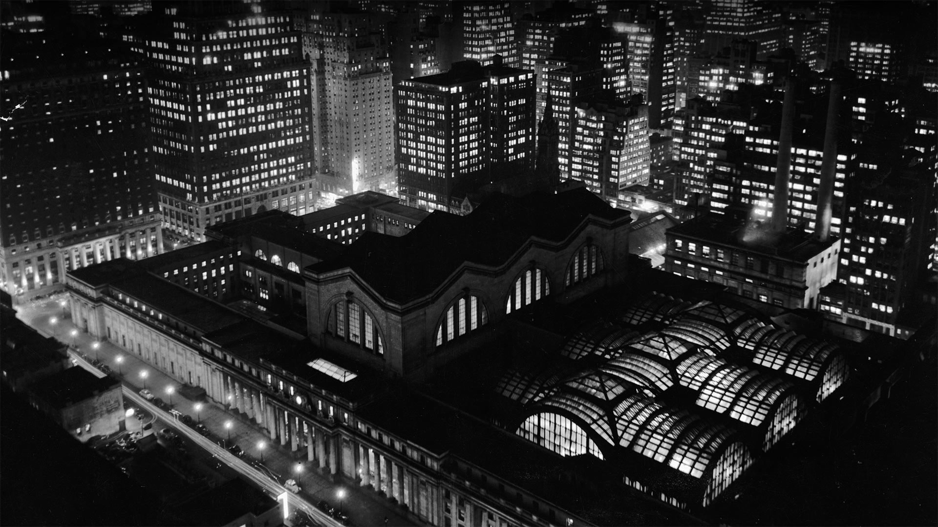 Aerial view of Penn Station and the New York City skyline at night in the 1950s (© R. Gates -Staff/Getty Images)(Bing Canada)