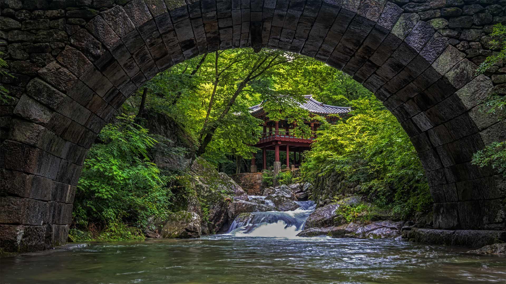 仙岩寺中的升仙桥，韩国曹溪山道立公园 (© Aaron Choi/Getty Images)(Bing China)