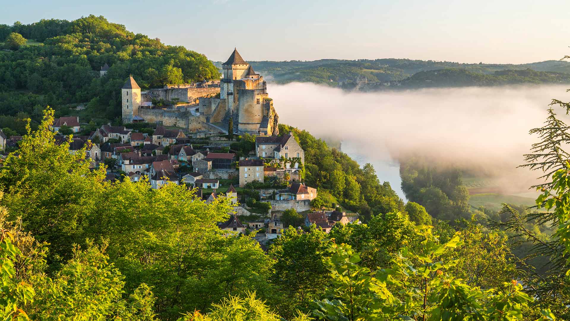 雾中的卡斯特诺城堡，法国佩里戈尔 (© Infografick/iStock/Getty Images Plus)(Bing China)